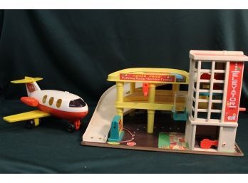 1980 Fisher Price Airplane And Parking Ramp/Service Station   (356)