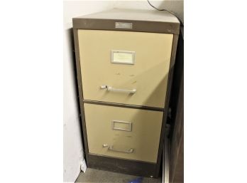 Metal 2 Drawer Letter Size File Cabinet, 15'x 26'x 29'    (73)