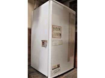 Kenmore Compact Refrigerator, Working, 18'x 17'x 32'  (82)