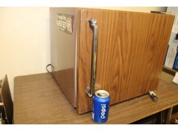 Sanyo #SRA802-2 Compact Refrigerator, Working, 19'x 18'x 16'   (83)