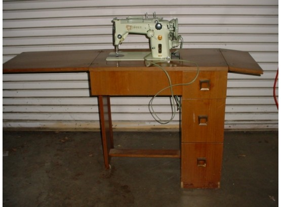 Singer Sewing Machine In Cabinet  (1376)