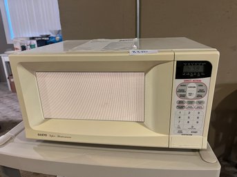 Sanyo Microwave Oven - Works!