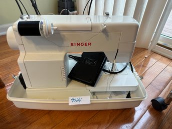Singer Sewing Machine With Storage Case
