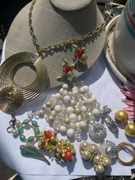 Vintage Costume Jewelry Lot - Brooches, Necklaces & Earrings