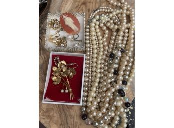 Vintage Jewelry Lot - Necklaces / Brooches & Earrings