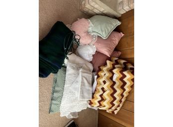 Lot Of Blankets / Electric Blanket / Linens  Pillows & More!
