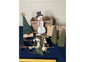 Fabulous Christmas Decor Lot! Tree Candles, Wall Hangings, Mantle Displays & More!