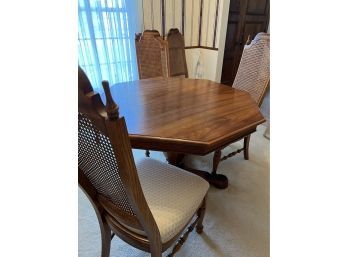 Absolutely Stunning Dining Room Table & Chair Set - Including 2 Leaves & Covers