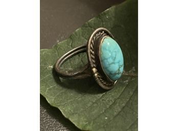 Vintage Silver & Turquoise Ring - 4.9 Grams - Size 7
