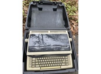 Vintage Smith Corona Typewriter In Case Ultrasonic 350 Messenger