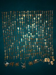 250 Antique And Vintage Keys, Many Small And Mini