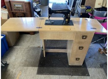 Singer Sewing Machine In Mid Century Sewing Table, Model 66-  Am328663