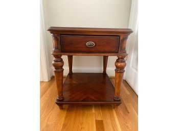 Universal Furniture End/Side Table