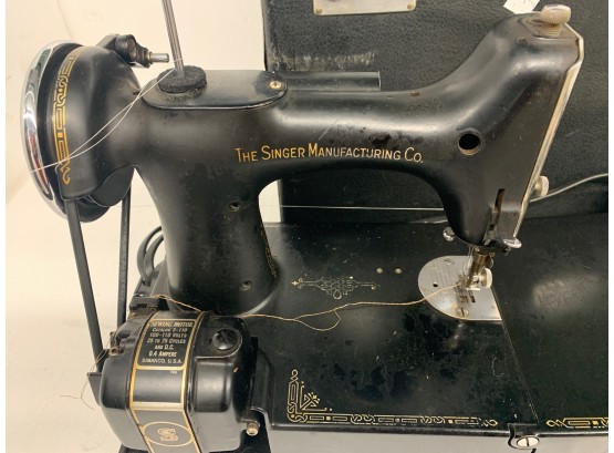 Singer Featherweight Sewing Machine Model 221-