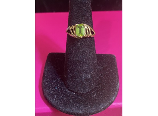 14k Emerald Cut Peridot Ring Size 7 2.45 Grams