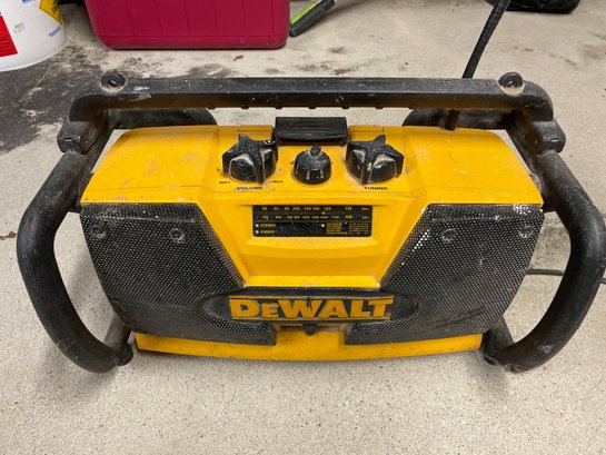 DEWALT DW911 Job Site Radio And 7.2-Volt-18-Volt Battery Charger - Tested #7402 | Auctionninja.com