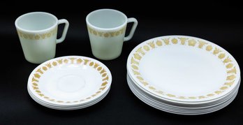 Vintage PYREX - Rare - 12 Plates - 2 Cups