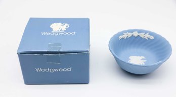 Wedgewood Vintage Jasperware Pale Blue & White Floral Small Bowl / Dish