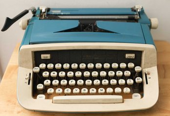 VTG 1960's Royal Custom III Portable Typewriter