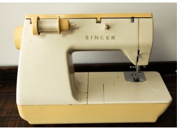 Sewing Machine, Singer Futura 2 - Model 920 - 2 Way Sewing Surface