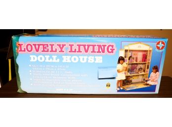 Estrela - Lovely Living Doll House - New In Box