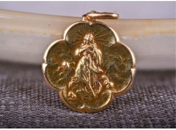 18k Gold Pendant Religious Medal (106)