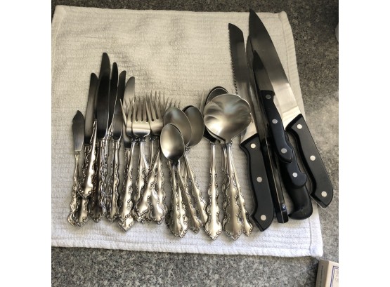 Oneida Deluxe Stainless Silverware Set And Six Star Knives