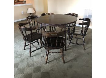 Round Table With 6 Chairs And A Hidden Leaf