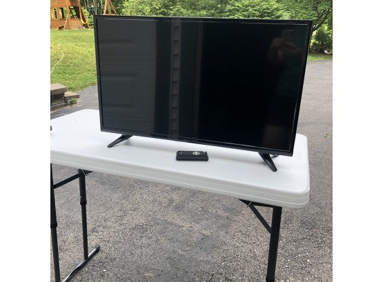 Insignia 32' LED TV With Remote