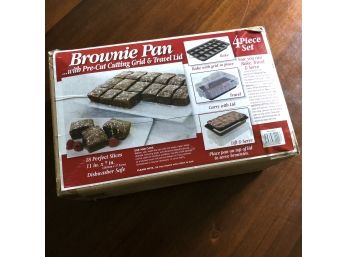 Brownie Pan With Pre-Cut Cutting Grid And Travel Lid