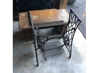 Vintage Singer Sewing Machine Table With Cast Iron Base