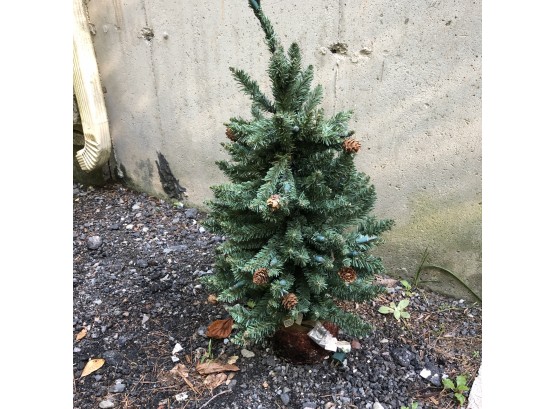 Artificial Outdoor Green Pre-lit Christmas Tree W/pinecones