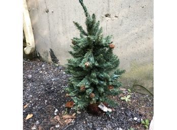 Artificial Outdoor Green Pre-lit Christmas Tree W/pinecones
