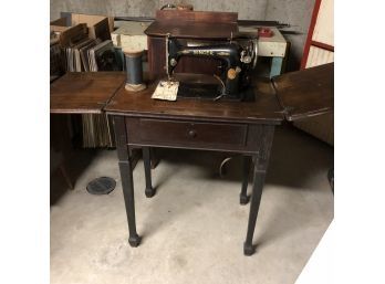 Vintage 1930s Singer Sewing Machine