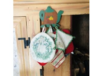 Teapot Hook With Pot Holders