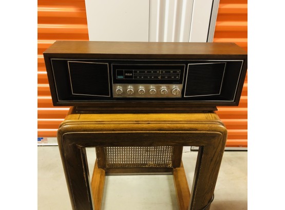 Vintage RCA Model RVC 935 W Table Top AM/FM Console Radio