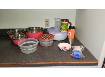 Several Sets Of Bowls And Misc Cups - Kitchen