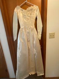 Vintage Wedding Dress (4/6)