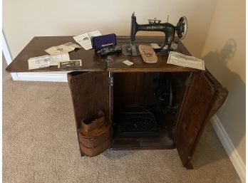 Antique New Home Sewing Machine (early 1900's)