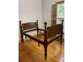 Antique 'Mary Lincoln' Walnut Cannonball Bed