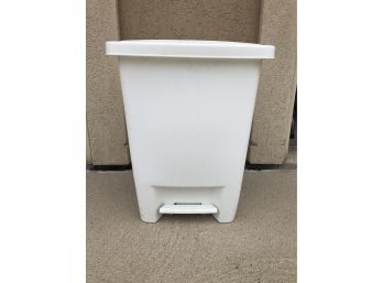 Rubbermade White Kitchen Trash Can