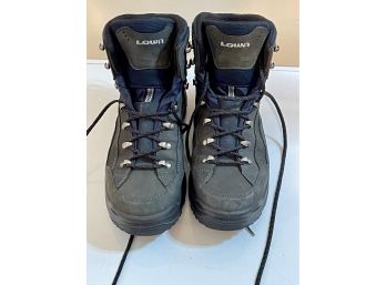 Size 9 Gore-Tex/'LOWA' Women's Hiking Boots  Barely Used
