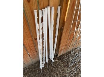 (lot) 7 Plastic 40' Posts  Clips & Steel Steak For Mounting