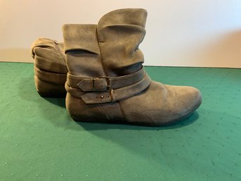 Womens Low Shoe Boots, Size 9