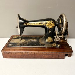 INCREDIBLE Antique Singer Hand Crank Sewing Machine In Bentwood Carrying Case - No Lock/Key