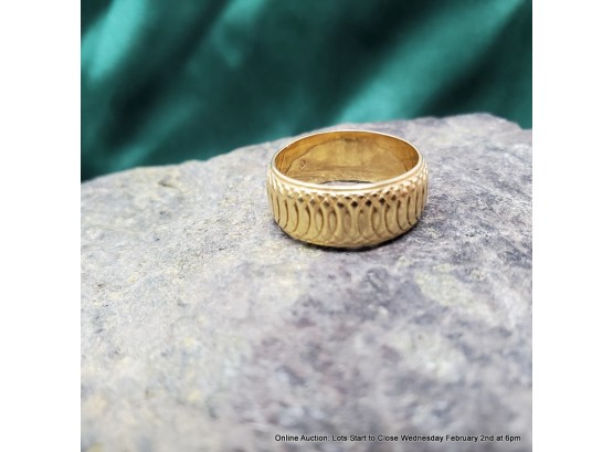 14K Yellow Gold Ring With Incised Pattern
