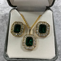 040 Emerald Like Stone Crystal Gold Necklace And Earrings
