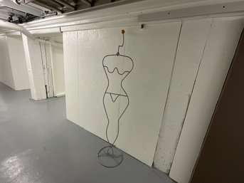 093 1980's Wire Mannequin Clothing/Accessory Display