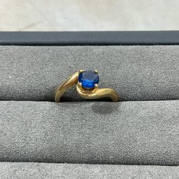 013 10k Gold Ring With Blue Center Gem Size 5.5