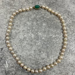 189 Vintage 14k Gold Jade Clasp Pearl Necklace